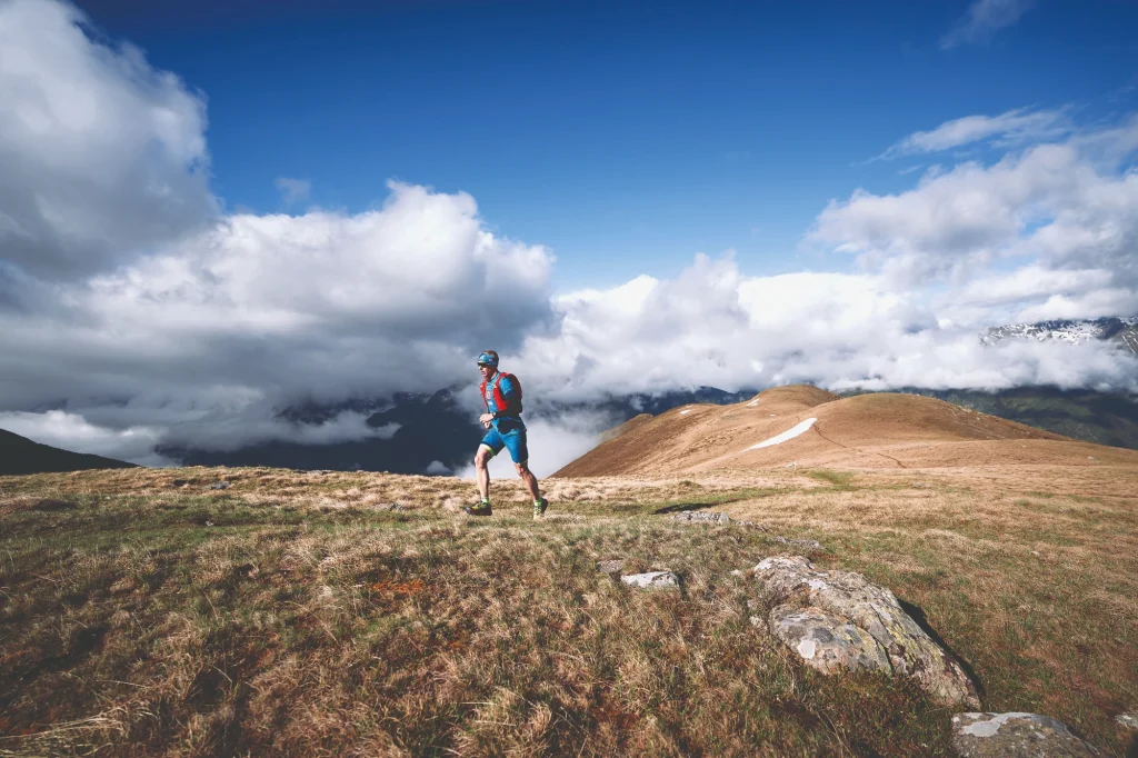 Personen-Trailrunning auf einem grasbewachsenen Bergrücken - entdecken Sie das Abenteuer Trailrunning im Ötztal.