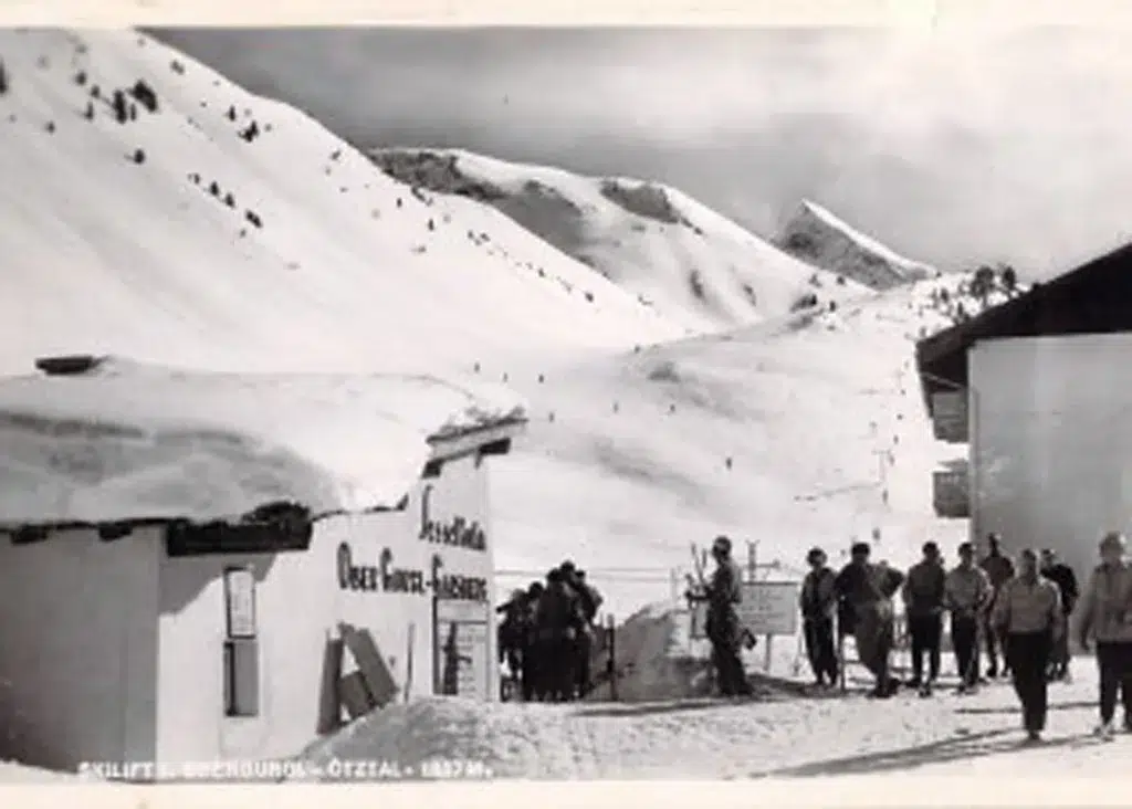 Vintage-Foto von Skifahrern und Familie Riml Geschichte im verschneiten Ötztal, Österreich Skigebiet Dorf.