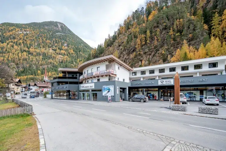 Moderne Geschäfte und Hotels säumen eine ruhige Straße in der Nähe des malerischen Central Valley Penthouse.