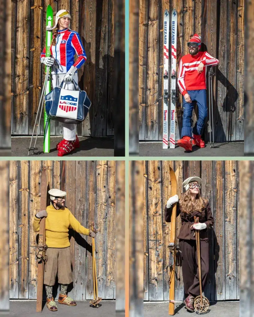 Vier Skiinfluencer posieren in Vintage-Skioutfits und -ausrüstung vor einer rustikalen Holzwand.