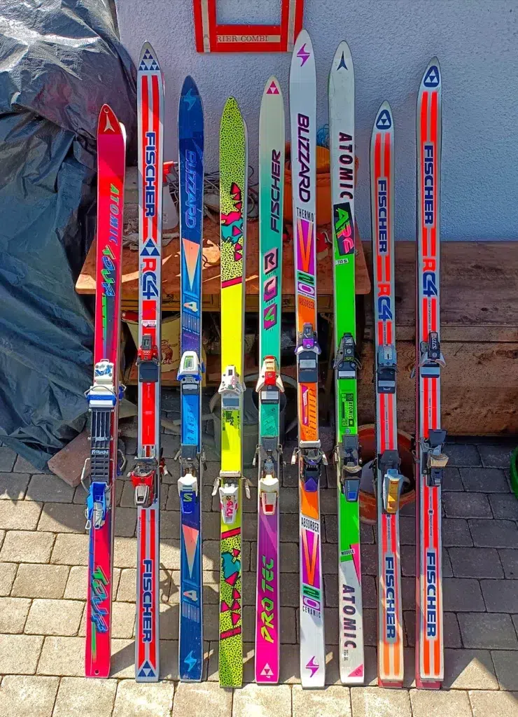 Eine Reihe farbenfroher alter Skier steht aufrecht - perfekt für jeden angehenden Skiinfluencer.