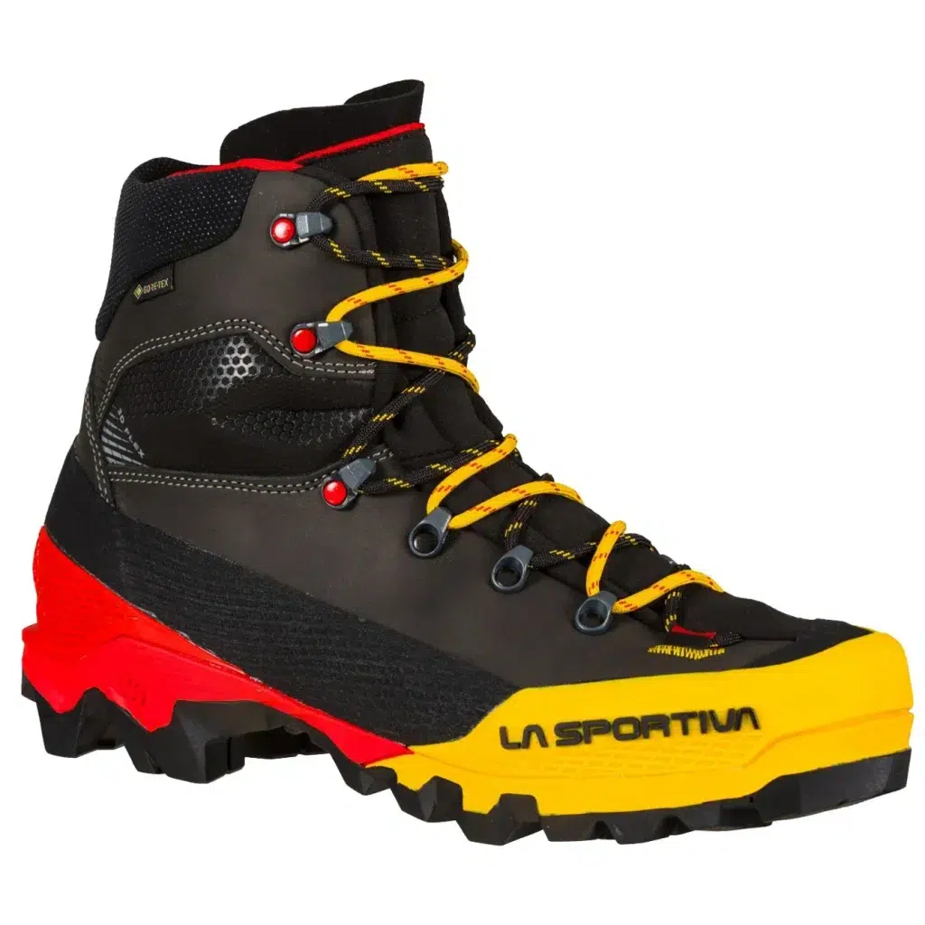 Ein schwarz-gelber Wanderschuh mit roten Akzenten und gelben Schnürsenkeln mit der Aufschrift La Sportiva.