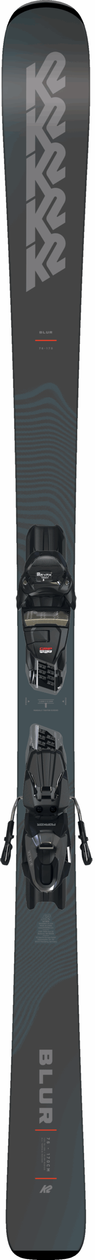 Schwarzes Snowboard mit grauen geometrischen Mustern und zwei montierten Bindungen, von oben gezeigt.